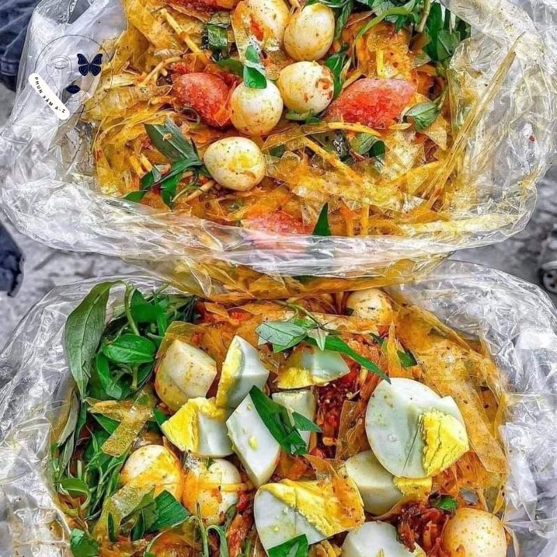 Xăm môi nên kiêng ăn bánh tráng trộn